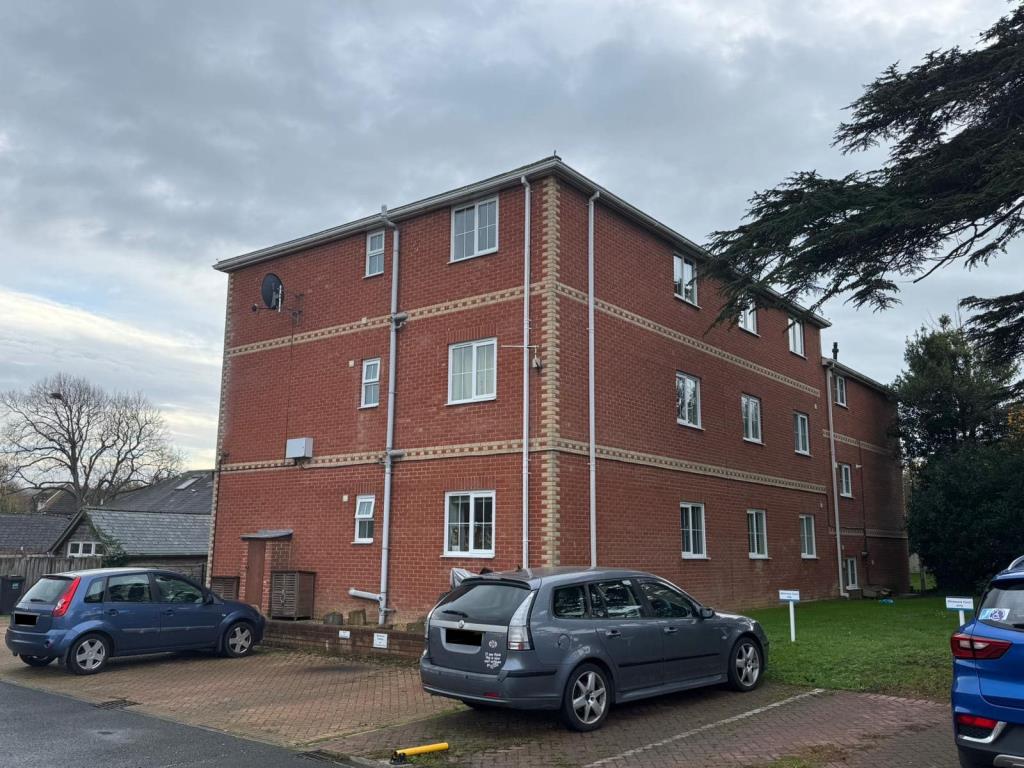 Lot: 13 - FREEHOLD GROUND RENTS - Alternative view of block from car park